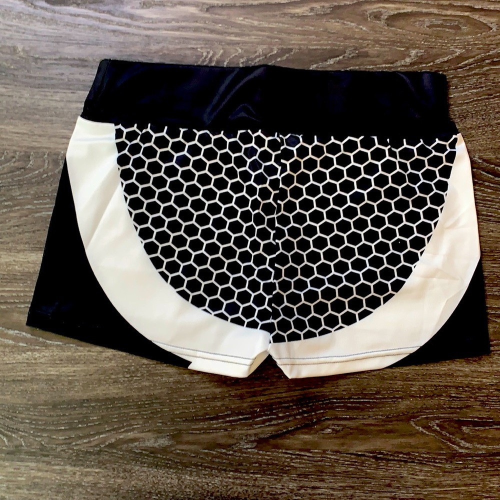 Black/white yoga shorts